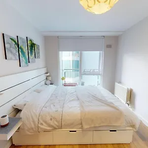 centrally-located-comfy-2-bed-2-bath-apt.dublin-hotelsweb.com/